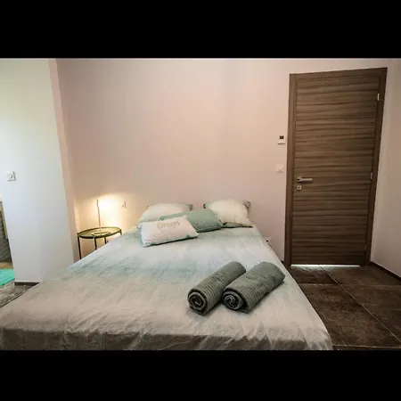 L'orangerie, 2 , Piscine, 4personnes Lecci